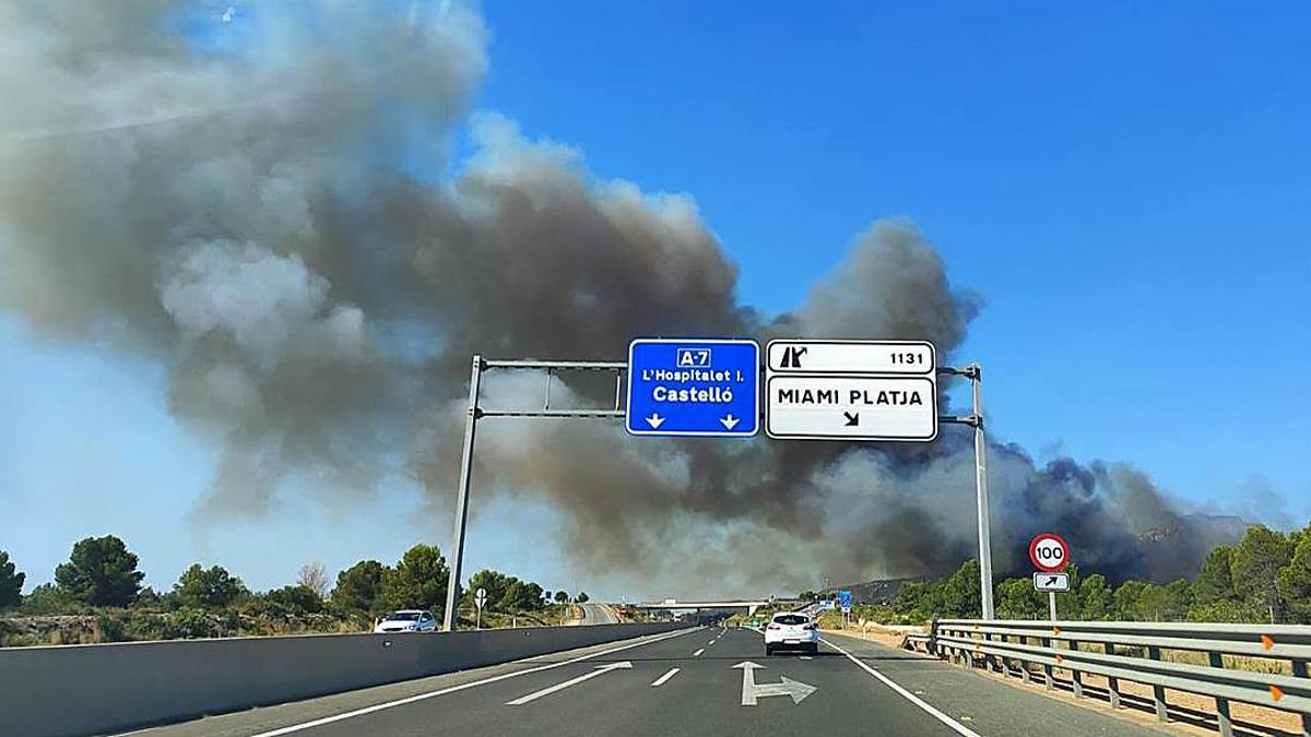 Estabilizado el incendio de Mont-roig, que ha obligado a cerrar la autovía A7 y a confinar dos urbanizaciones