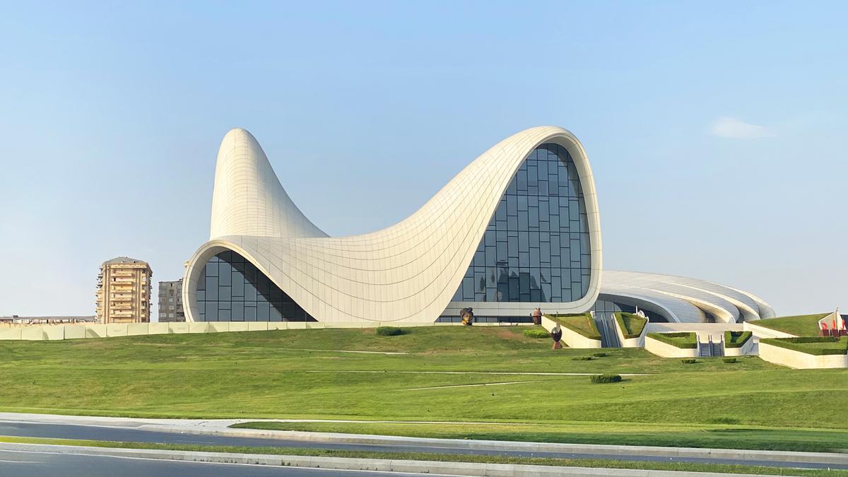 Centro Heydar Aliyev. Obra maestra de la arquitectura moderna en el estilo del posmodernismo,