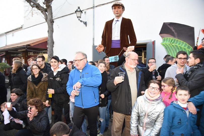 Veïns de l''Ametlla de Merola celebrant que els ha tocat la Grossa de Cap d''Any