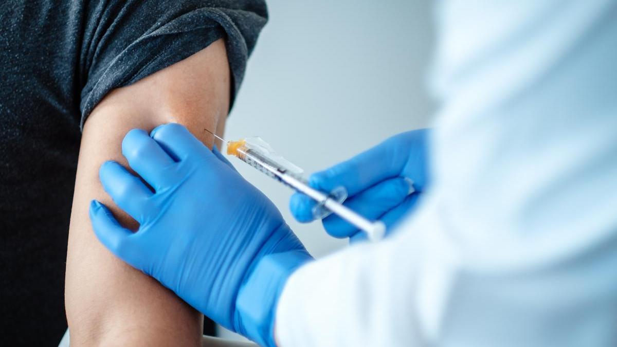 Un hombre recibe una dosis de la vacuna de Pfizer