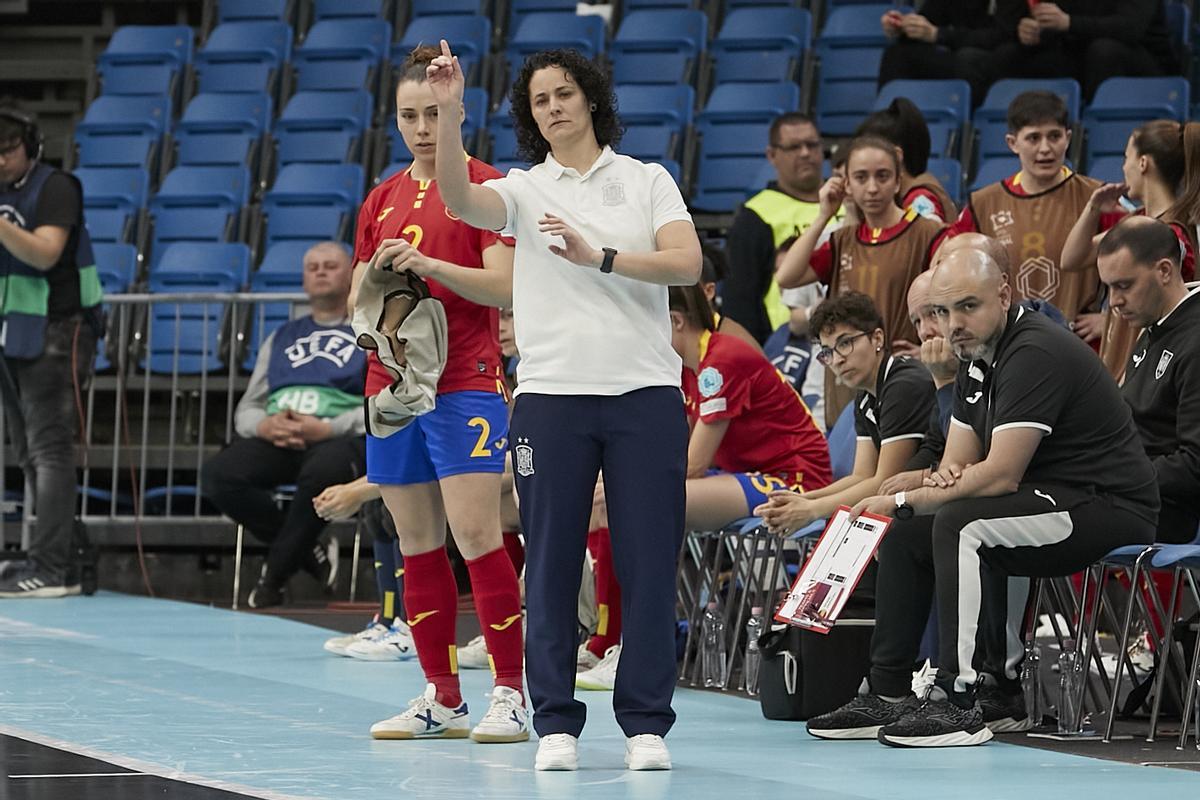 Clàudia Pons, donant ordres en l'últim europeu d'Hongria