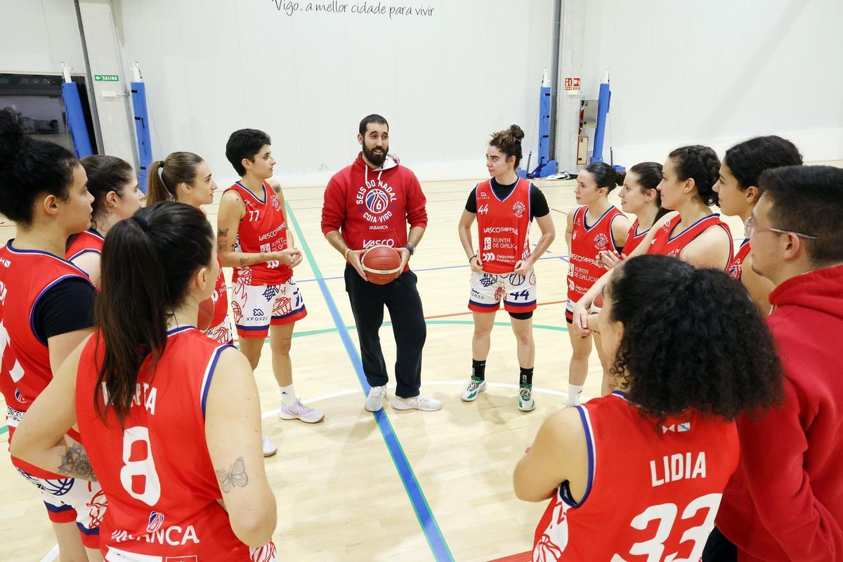 Charla de Pablo Alonso con sus jugadoras previa al entrenamiento en Sárdoma.