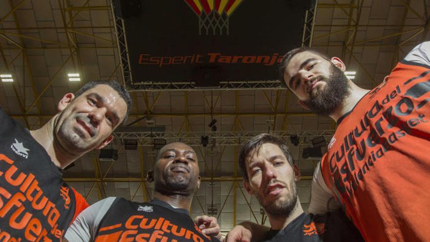 Rafa Martínez, Romain Sato, Sam Van Rossom y Bojan Dubljevic ya saben lo que es ganar una Eurocup con el Valencia Basket.