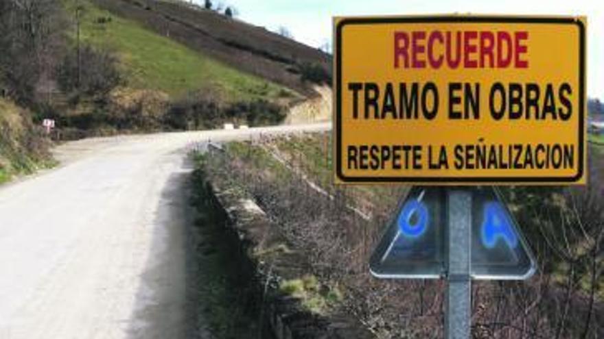 La carretera entre Pola de Allande y Bárcena, en obras desde hace más de dos años.