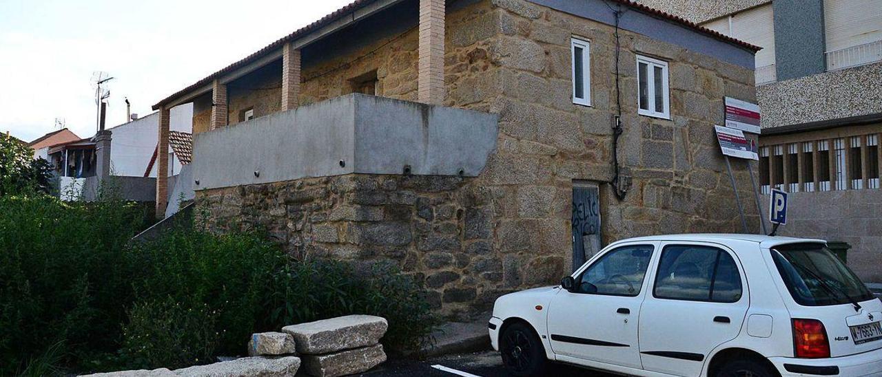 Inmueble conocido como &quot;Casa dos Pobres&quot;, en el número 48 de la calle Ensinanza de Cangas, ayer por la tarde.