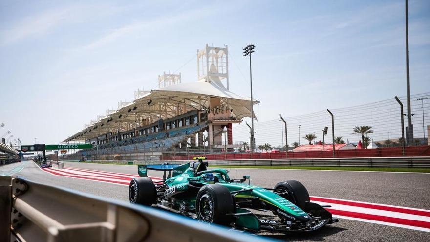 En azul y amarillo y con la Cruz de la Victoria: así es el nuevo (y muy asturiano) casco de Fernando Alonso para la nueva temporada de Fórmula 1