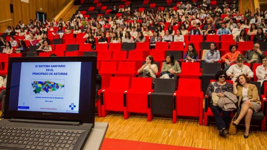 Reunión de médicos y otros profesionales sanitarios en el salón de actos del Hospital Universitario Central de Asturias (HUCA).