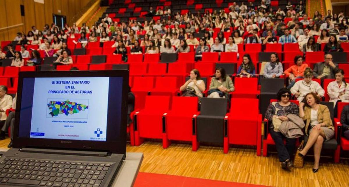 Reunión de médicos y otros profesionales sanitarios en el salón de actos del Hospital Universitario Central de Asturias (HUCA).