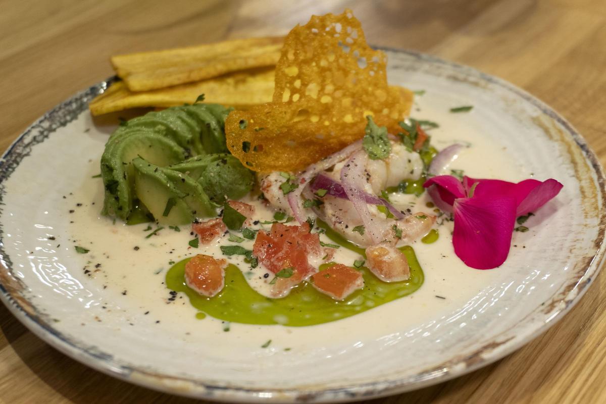 "Ceviche de gambón" marinat amb cítrics i cacauet.