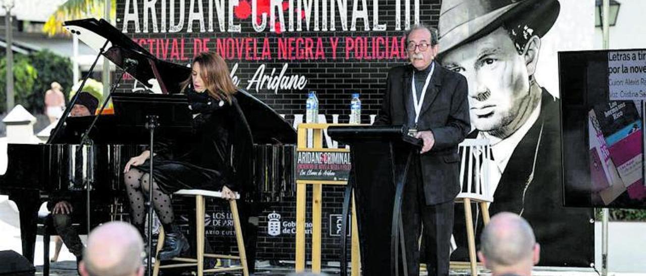 Carlos Álvarez presenta el acto ‘Letra a tiros’ con la cantante Cristina Santana y el pianista Cristóbal Montesdeoca, el sábado, en Los Llanos de Aridane.