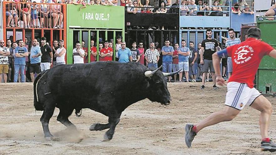 Toros y tardeo llenan de fiesta las calles de Sant Joan de Moró