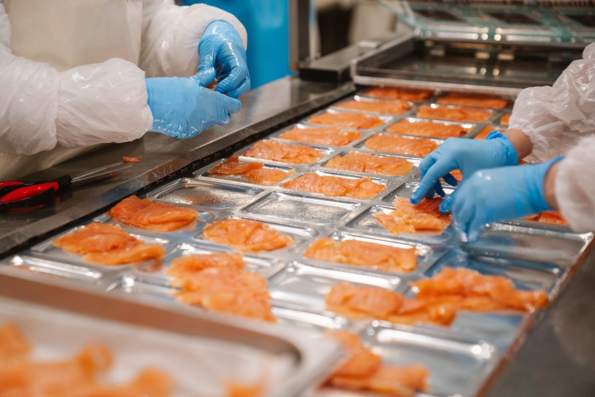 29.04.2026. MADRID. Imágenes de la fábrica de Ahumados Domínguez, en Alcorcón. Foto: Alba Vigaray