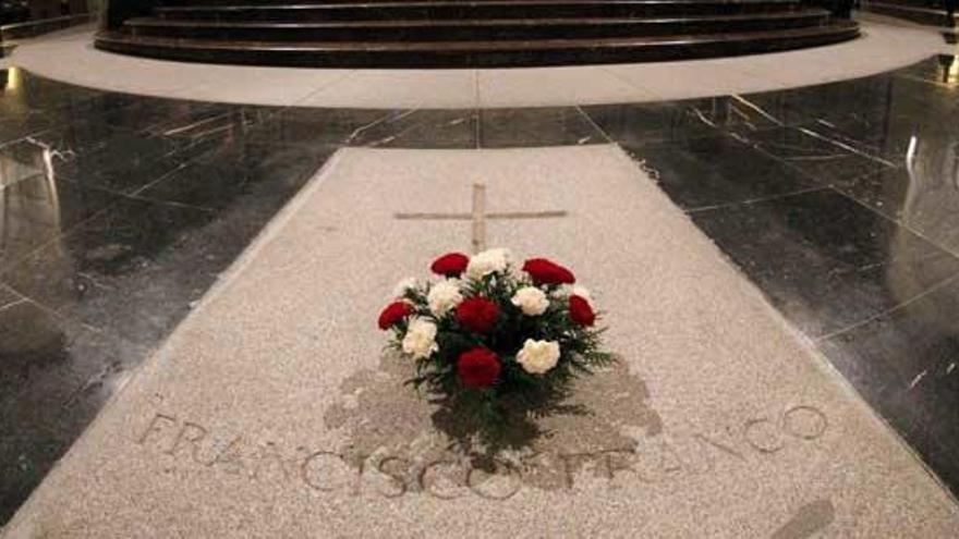 La tumba de Franco frente al altar del Valle de los Caídos.