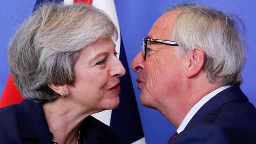 May y Juncker se saludan en Bruselas.