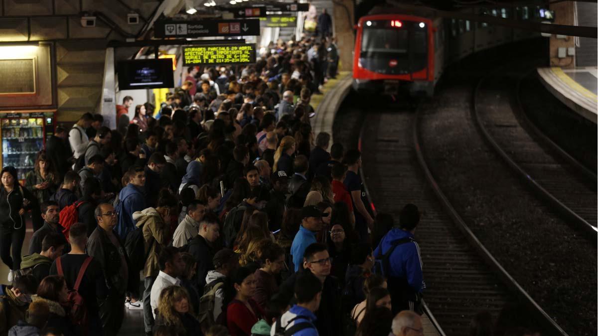 Huelga de metro en Barcelona. Regulados los accesos a varias estaciones de la L5 a causa de las aglomeraciones