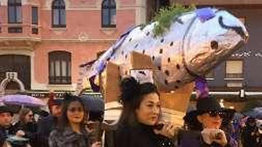 Desfile con el Salmón ayer por las calles de Arriondas.