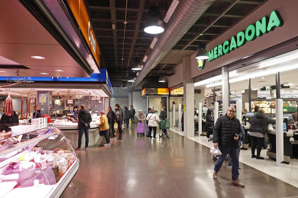 Interior del mercat, amb el Mercadona a la dreta de la imatge.