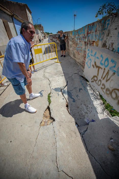 Socavones, grietas... los vecinos de la calle San Bruno de Callosa temen que se venga abajo. El Síndic de Greuges investiga qué van a hacer las administraciones ante la denuncia de treinta familias qu