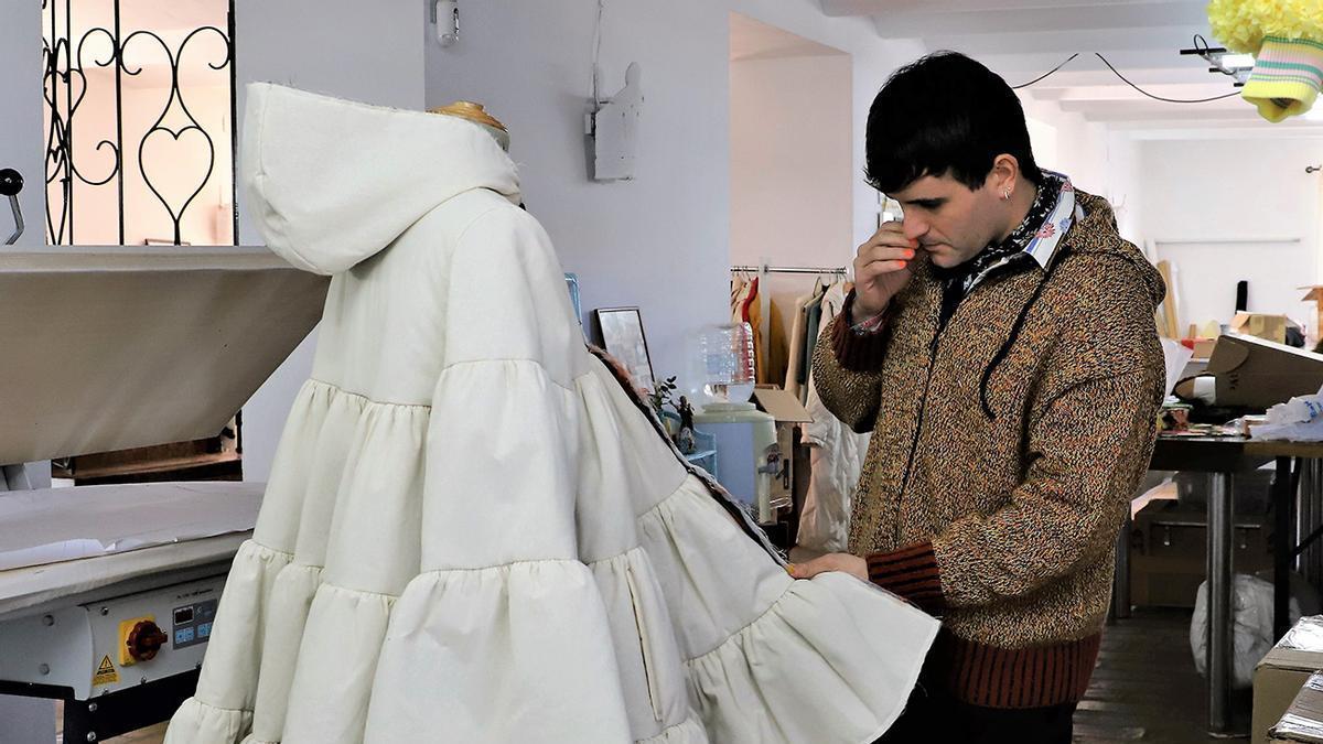 Alejandro Gómez, Palomo Spain, en su taller de Posadas.