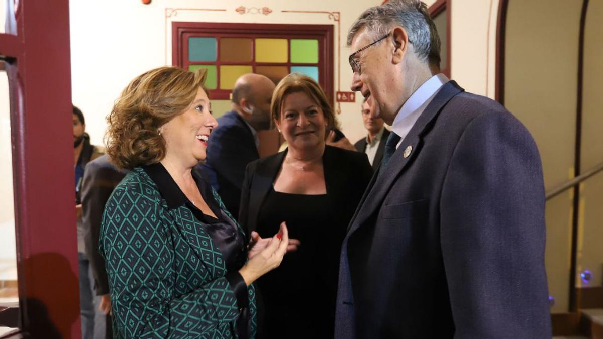 El presidente de la Diputación, Carlos Mazón; la alcaldesa de Almoradí, María Gómez; y el director de INFORMACIÓN, Tomás Mayoral.  | TONY SEVILLA