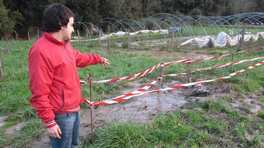 Fernando Ruenes, junto al colector reventado en Bricia.