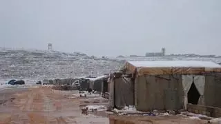 Las intensas nevadas agravan la situación de los desplazados por la guerra en el noroeste de Siria
