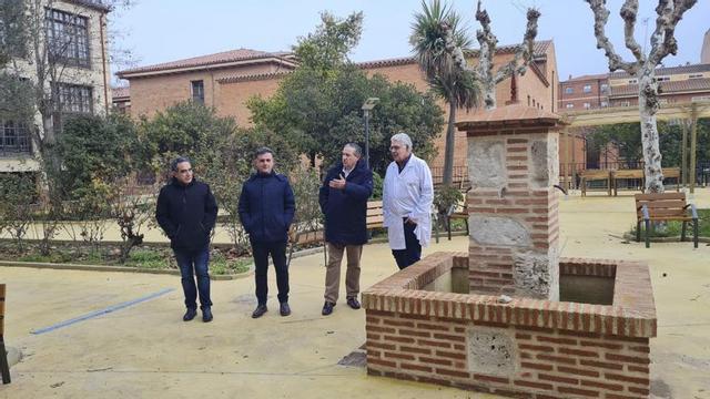 Arriba una imagen de archivo con la visita del presidente de la Diputación (segundo por la derecha) a la Residencia Virgen del Canto. A la izquierda, una imagen del inmueble que acoge la residencia.|  | L.