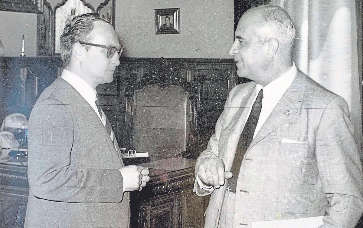 Guillermo Jiménez Smerdou en 1971 con el alcalde de Málaga Antonio Gutiérrez Mata