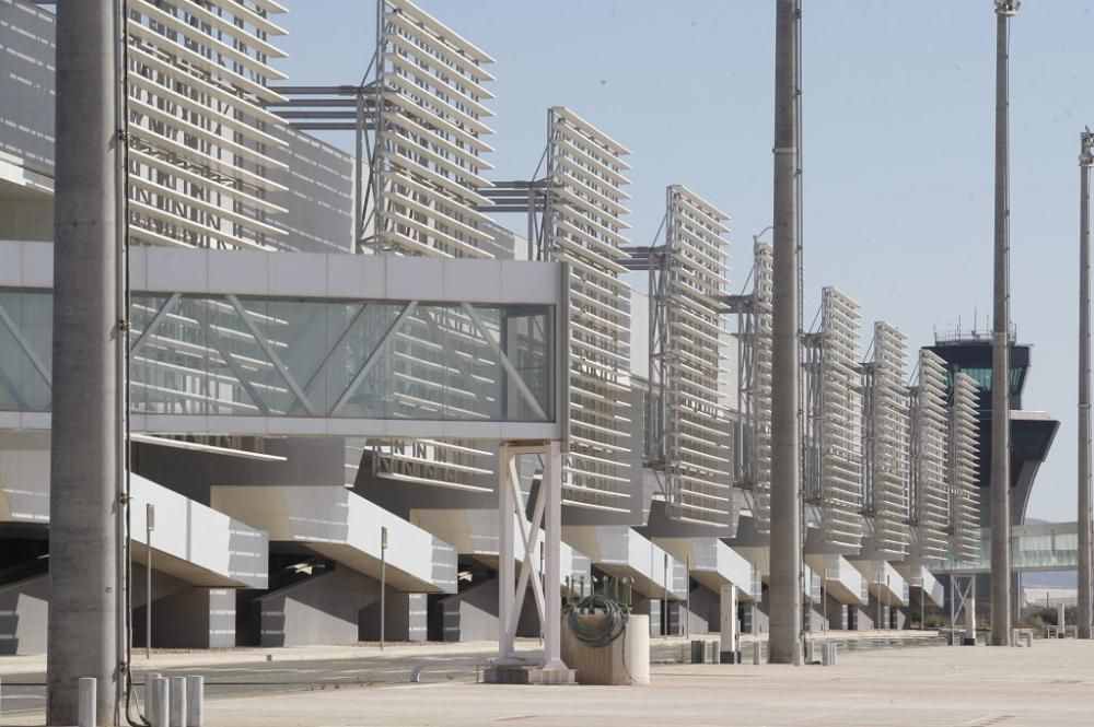 Ruta en imágenes por el aeropuerto de Corvera