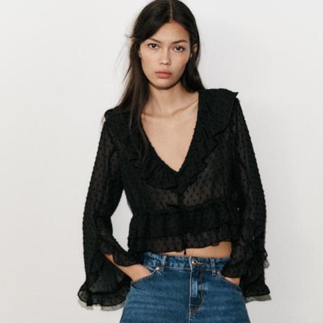 Las blusas boho que mejor combinan con vaqueros y que querrás llevar a todas horas