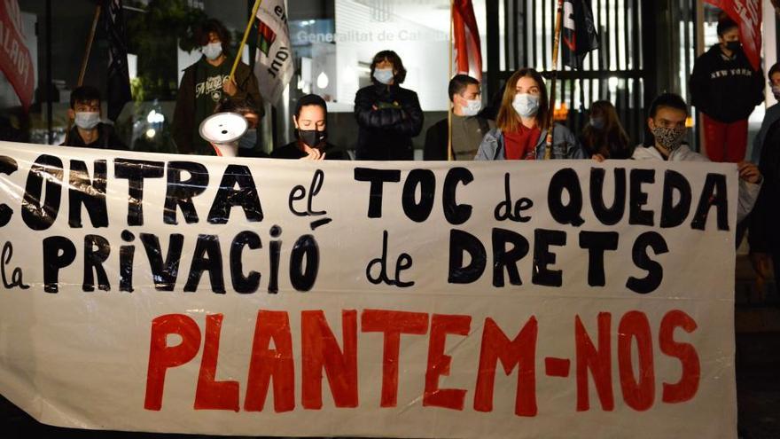 Un centenar de persones protesten contra el toc de queda a Girona