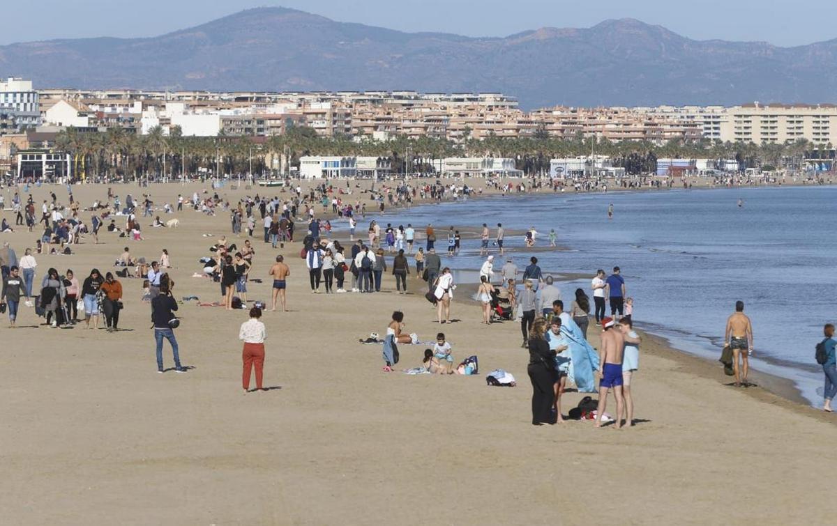 Playa de la Malva-rosa el pasado domingo día de Navidad.