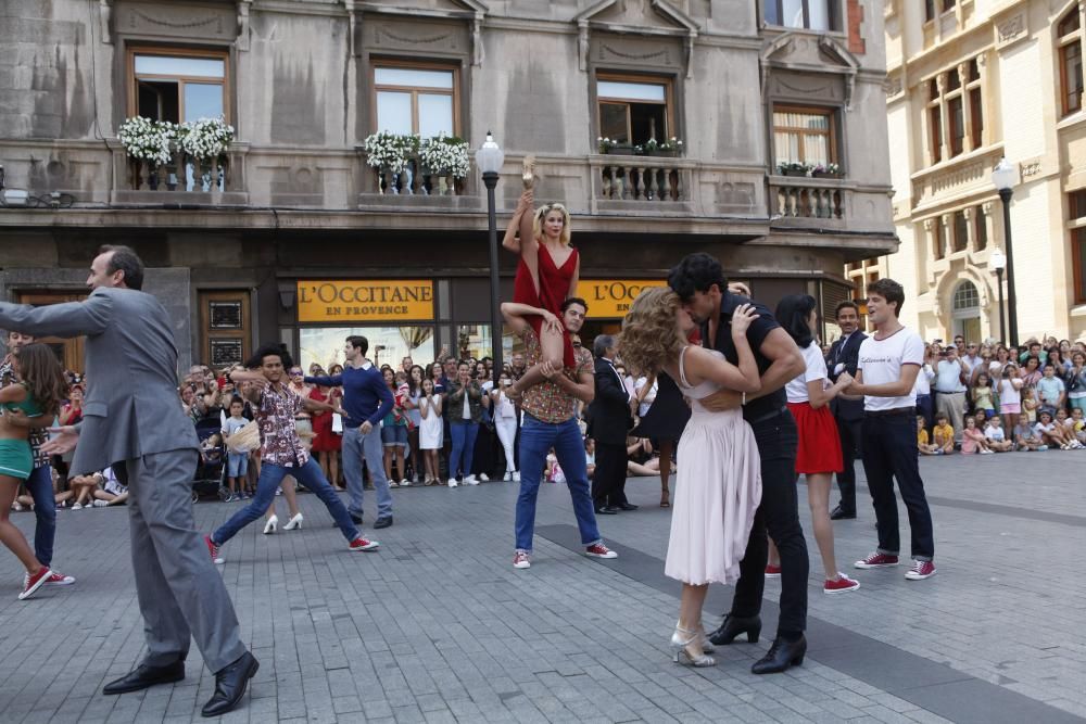 Los artistas del musical "Dirty dancing" hacen una exhibición en la calle en Gijón.