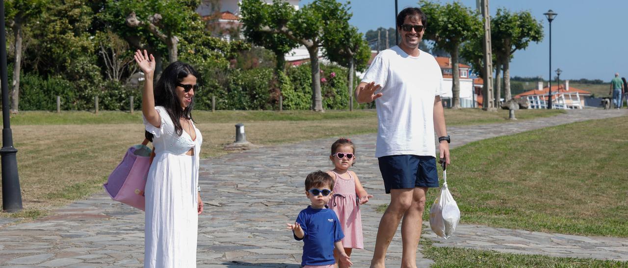 Una familia disfrutando de la jornada de calor, ayer, en la comarca avilesina.