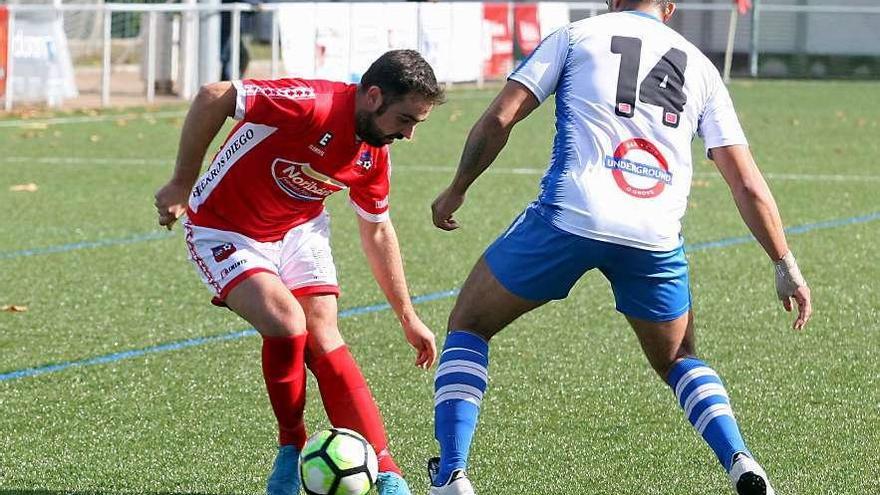 Brais Calvo, en un partido de esta temporada en el Municipal de A Estrada. // Bernabé