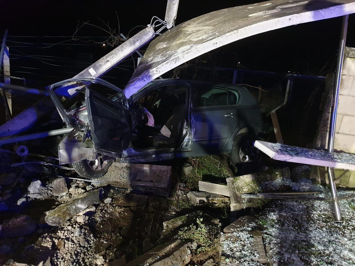 El coche del meañés quedó convertido en un amasijo de hierros.