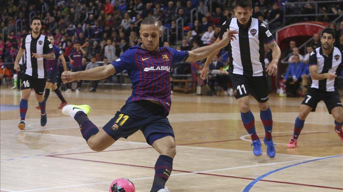 Ferrao, esta temporada frente al Levante en el Palau