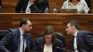 Crónica de las tres horas que necesitó Barbón para sacar adelante (gracias a la derecha) el acuerdo en la Junta contra el pacto fiscal catalán
