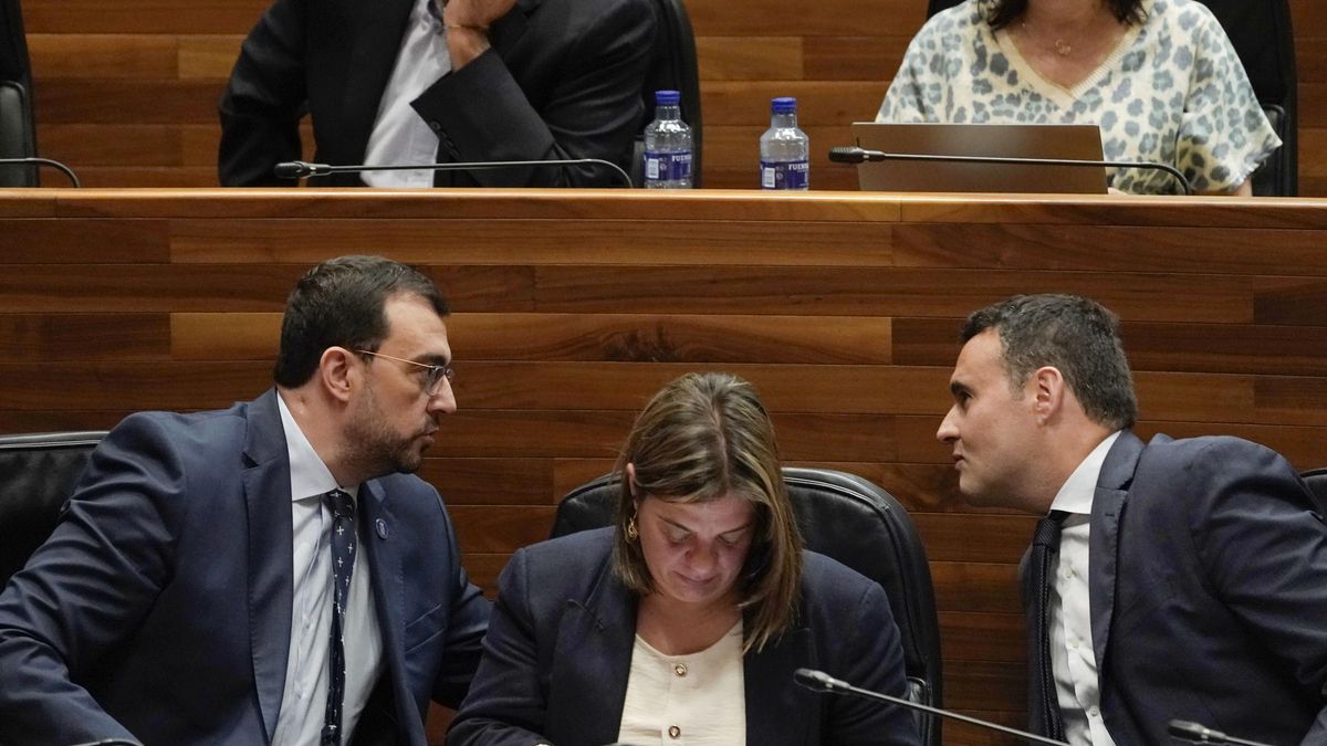 Barbón, en un momento del Pleno, junto a Gimena Llamedo y Guillermo Peláez