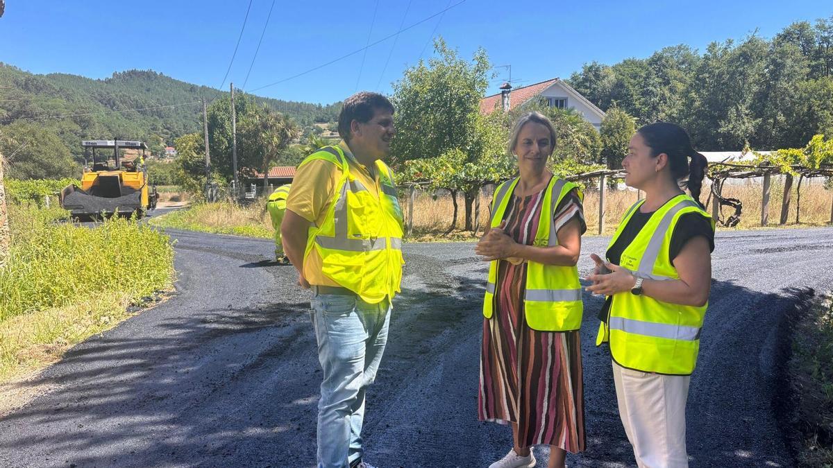La alcaldesa Paula Fernández Pena visitó el inicio del asfaltado de las pistas de Cira.