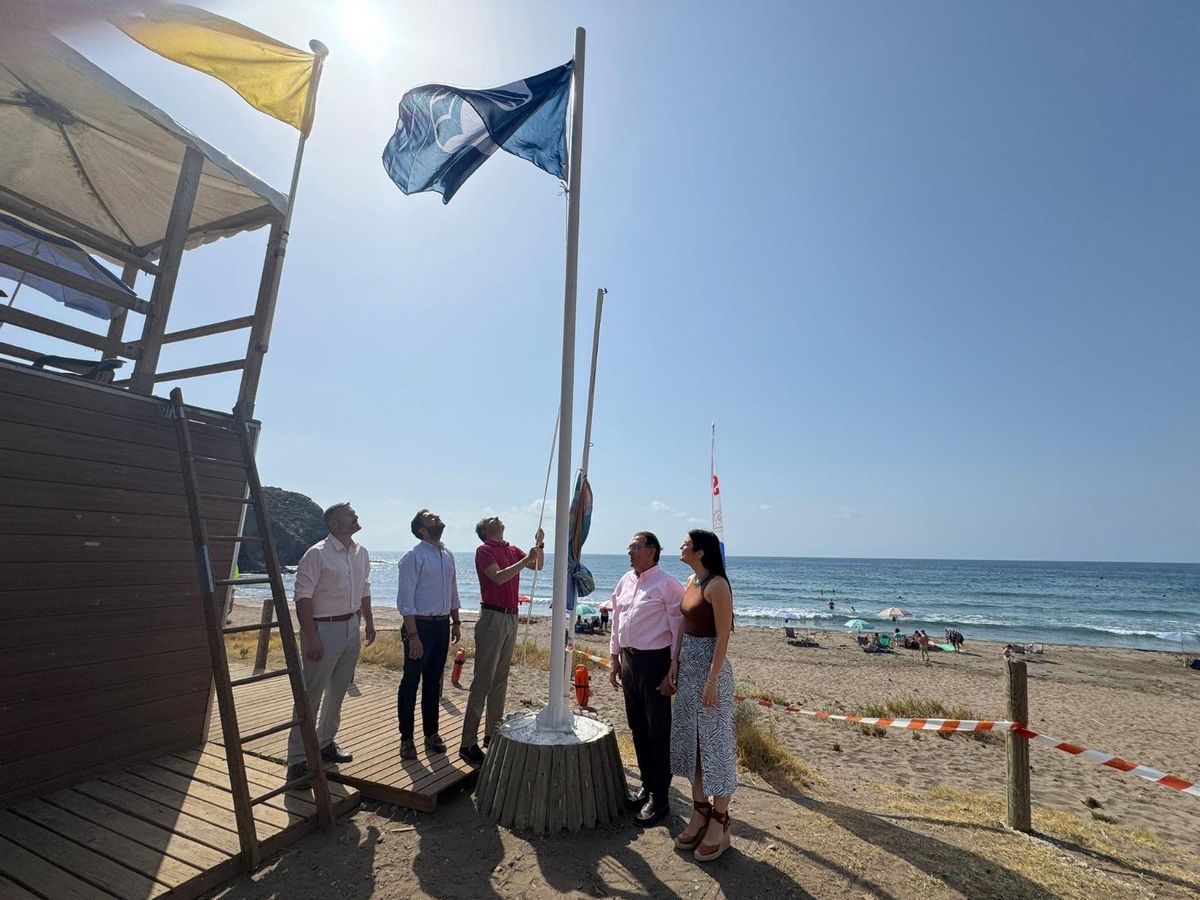 Fulgencio Gil era el encargado de izar la Bandera Azul.