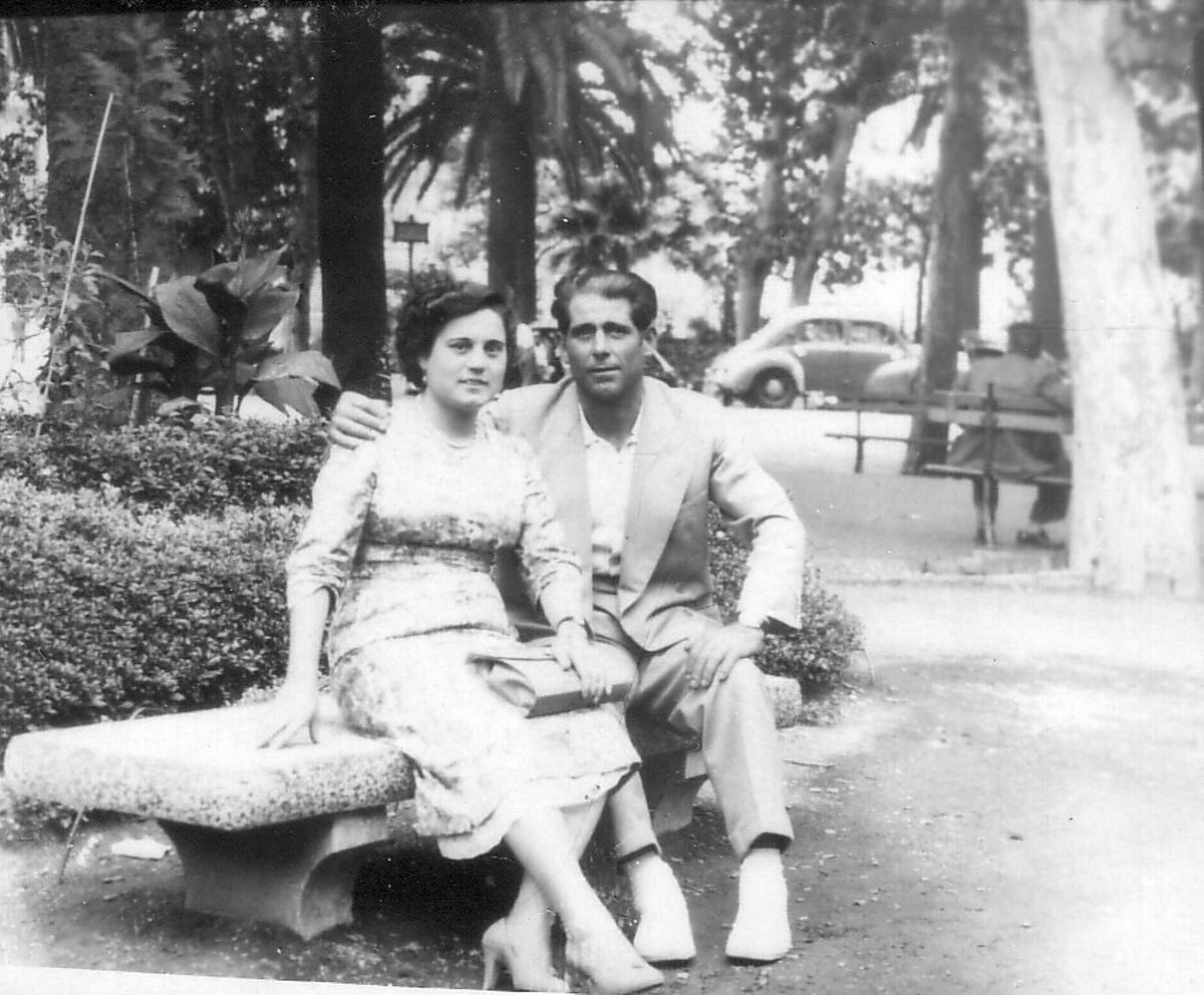 Sus padres, Juan Jiménez (1919-1992) y María Muñoz (1922-2010), de viaje de novios en 1957, en el Parque de Málaga.