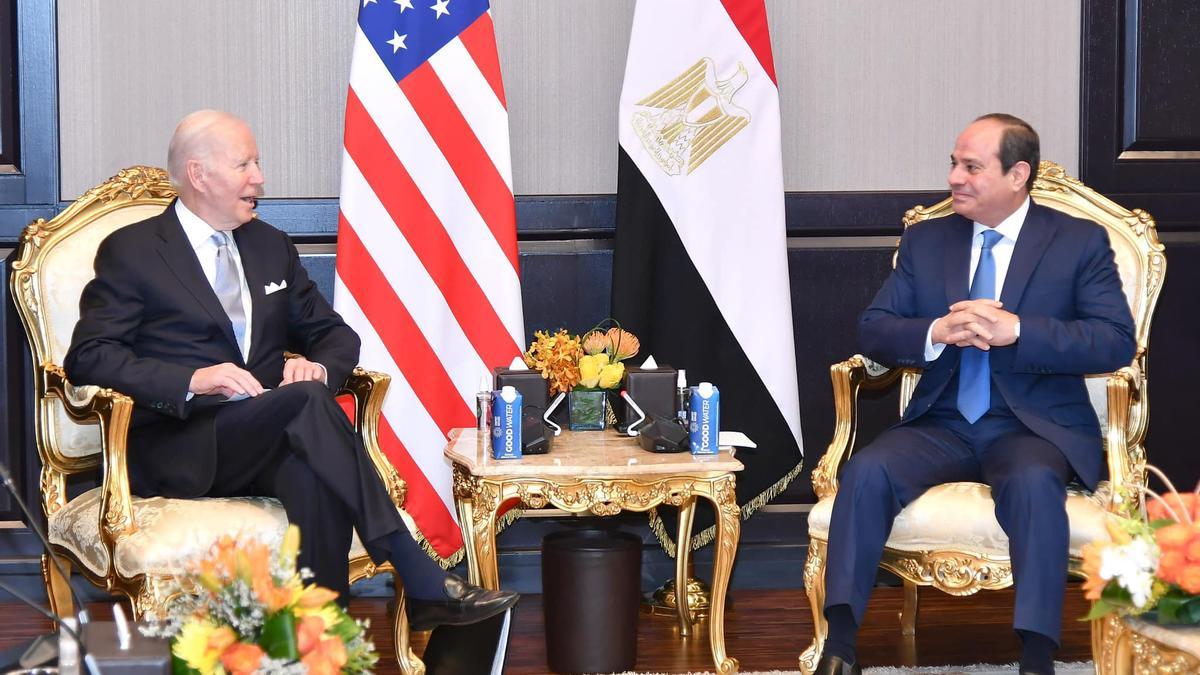 Joe Biden junto al presidente de Egipto, Abdelfatah El-Sisi, durante la cumbre.