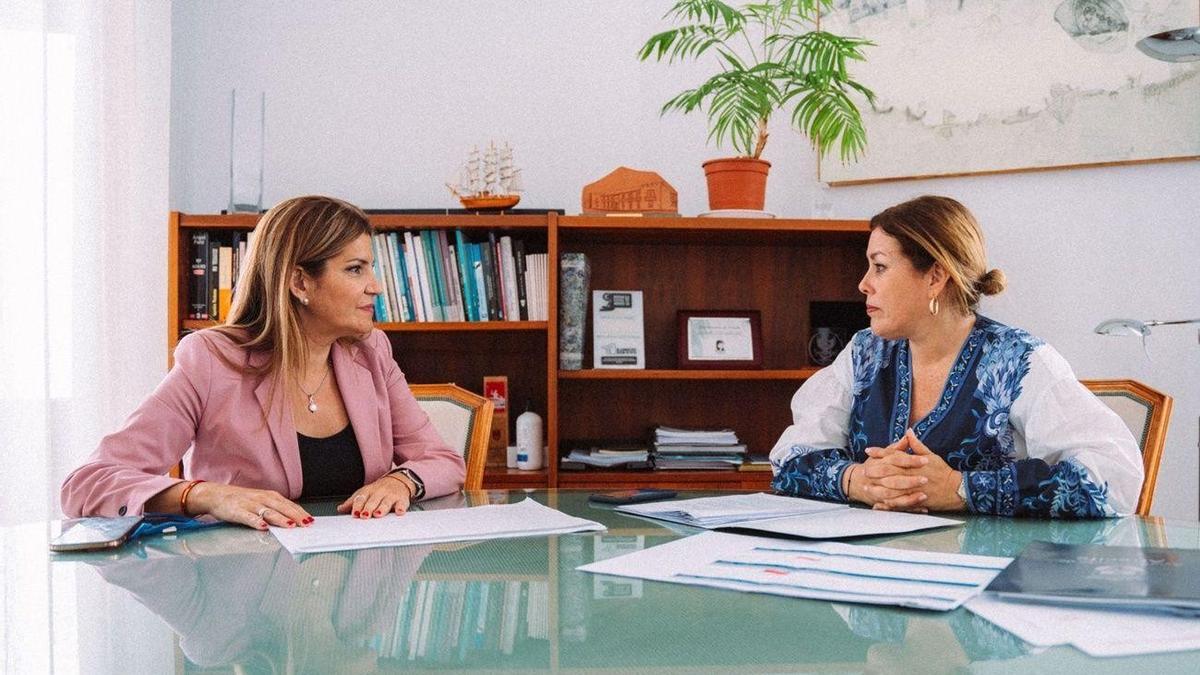 Imagen de la alcaldesa de Arrecife, Astris Pérez, reunida con la concejala de Servicios Sociales del Ayuntamiento capitalino, María Jesús Tovar.