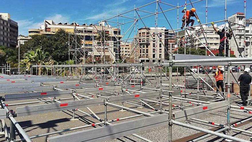 Estado del montaje de la estructura del escenario para los actos de mayo.