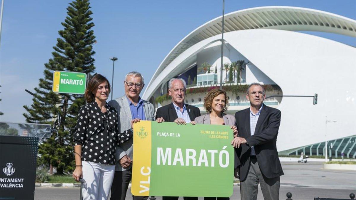 Elena Tejedor, Joan Ribó, Paco Borao, Pilar Bernabé y Enrique Vidal. en la nueva plaça de la Marató