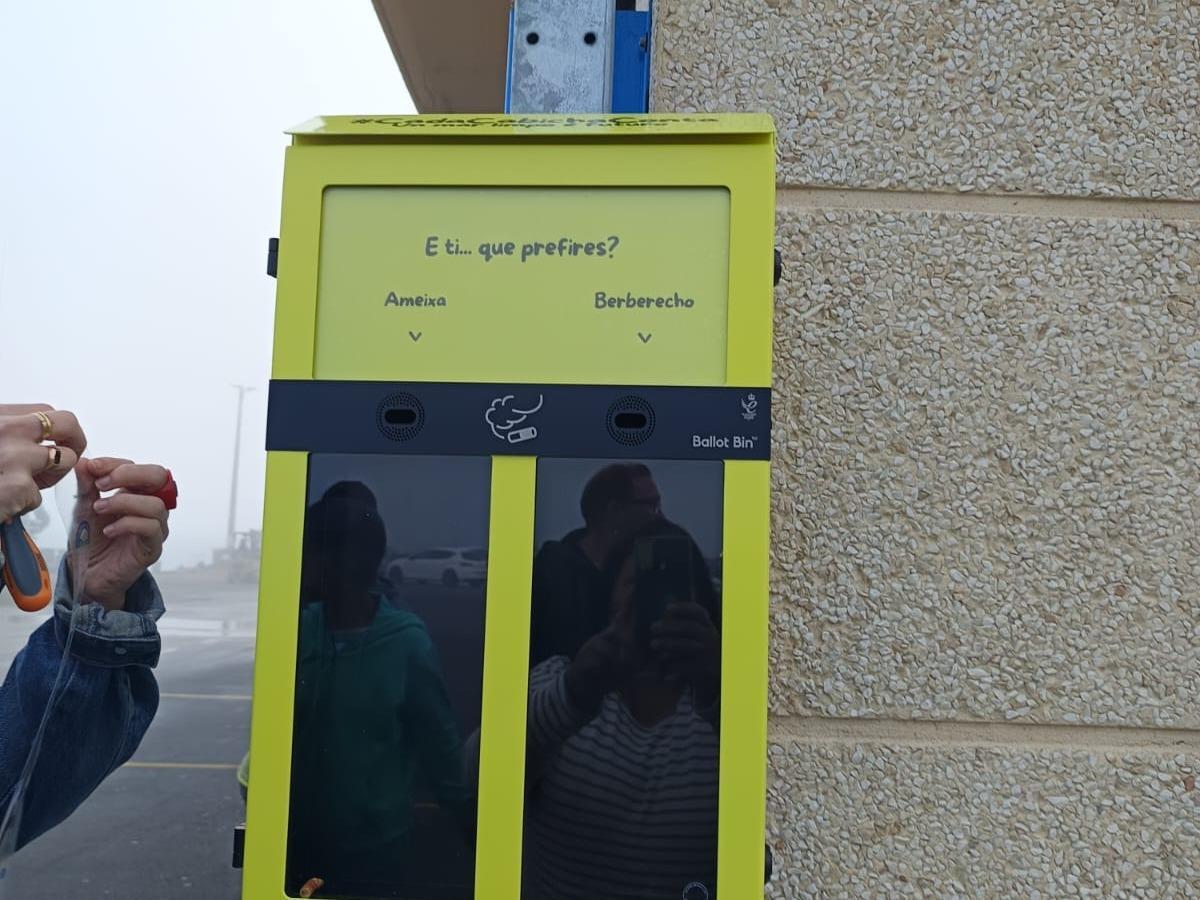 Macro cenicero de votación instalado en Muros.