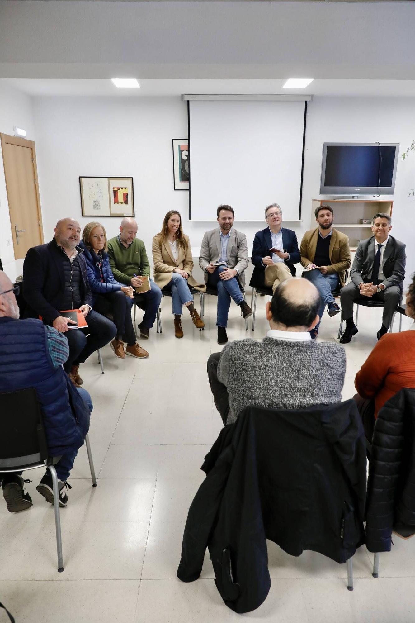 El encuentro del PP con los vecinos de la zona Oeste de Gijón, en imágenes