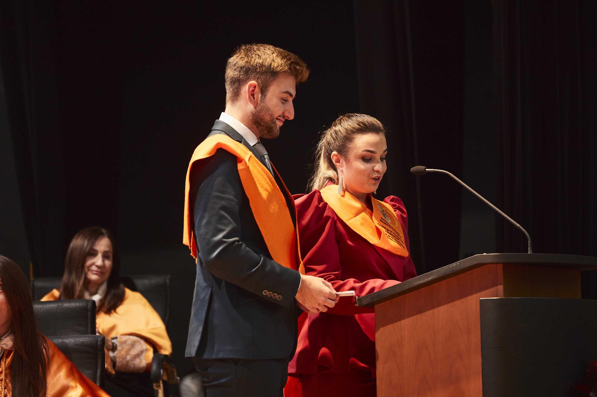 Graduación de los alumnos en los grados en Administración y Dirección de Empresas, Economía, Marketing, Sociología, dobles grados en Ingeniería Informática + ADE y Turismo + ADE, y los másteres universitarios en Administración y Dirección de Empresas, Cooperación al Desarrollo, Dirección y Planificación del Turismo, Economía Aplicada, Economía Cuantitativa e Innovación Social y Dinámicas de Cambio de la Universidad de Alicante.