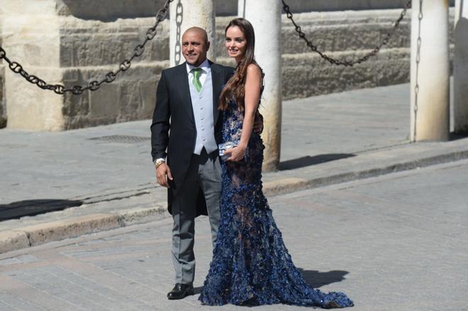 El exfutbolista brasileño Roberto Carlos y su pareja a su llegada a la Catedral de Sevilla para asistir este sábado a la boda de la presentadora Pilar Rubio y el futbolista Sergio Ramos